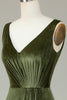 Laden Sie das Bild in den Galerie-Viewer, V-Ausschnitt Ärmelloses Olivgrün Brautjungfernkleid aus Samt