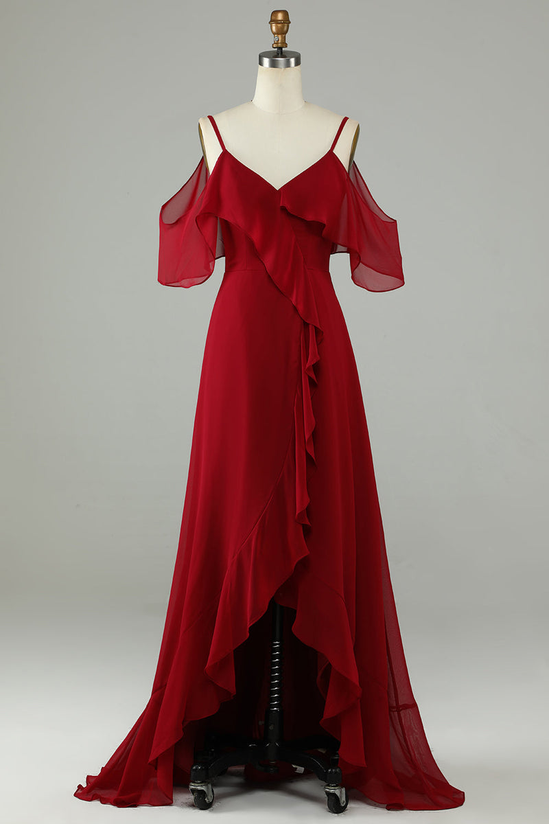 Laden Sie das Bild in den Galerie-Viewer, Asymmetrisches kaltes Schulter Burgunderrotes langes Brautjungfernkleid mit Rüschen