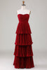 Laden Sie das Bild in den Galerie-Viewer, Trägerloses gestuftes burgunderrotes langes Brautjungfernkleid