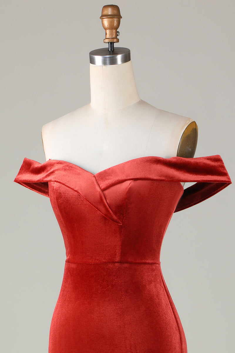 Laden Sie das Bild in den Galerie-Viewer, Schulterfreies Terrakotta Brautjungfernkleid aus Samt