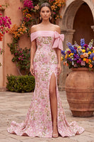 Laden Sie das Bild in den Galerie-Viewer, Off-the-shoulder Meerjungfrauen-Stickerei Pink Abschlussballkleid mit seitlichem Schlitz