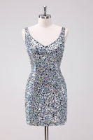 Laden Sie das Bild in den Galerie-Viewer, Glitzerndes silbernes figurbetontes kurzes Abiballkleid mit V-Ausschnitt und Pailletten