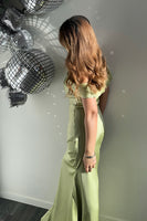 Laden Sie das Bild in den Galerie-Viewer, Metallic Satin Grünes Schulterfreies Etui Galakleid für den roten Teppich