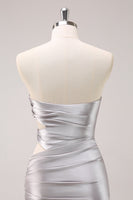 Laden Sie das Bild in den Galerie-Viewer, Silbernes trägerloses aushöhlendes plissiertes enges Abiballkleid mit Perlenstickerei