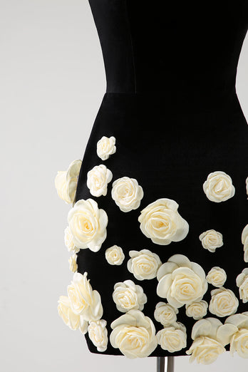 Schwarzes trägerloses figurbetontes kurzes Abiballkleid mit 3D-Blumen