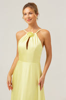 Laden Sie das Bild in den Galerie-Viewer, Gelbes A-Linie Neckholder Rückenfreies langes Brautjungfernkleid mit Blume