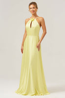 Laden Sie das Bild in den Galerie-Viewer, Gelbes A-Linie Neckholder Rückenfreies langes Brautjungfernkleid mit Blume