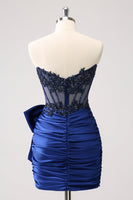 Laden Sie das Bild in den Galerie-Viewer, Glitzerndes marineblaues trägerloses Etui Abiballkleid mit Perlenapplikationen