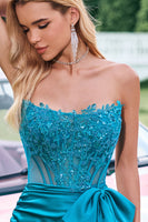 Laden Sie das Bild in den Galerie-Viewer, Glitzerndes Pfauengrün enges trägerloses perlenbesetztes Abiballkleid mit Schleife