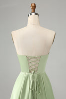 Laden Sie das Bild in den Galerie-Viewer, Grünes A-Linie Falten Trägerloses Brautjungfernkleid mit Schlüsselloch und Schlitz