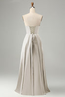 Laden Sie das Bild in den Galerie-Viewer, Grünes A-Linie Falten Trägerloses Brautjungfernkleid mit Schlüsselloch und Schlitz