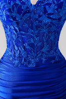 Laden Sie das Bild in den Galerie-Viewer, Flieder trägerloses Korsett Plissee Enges falten Abiballkleid mit Applikationen