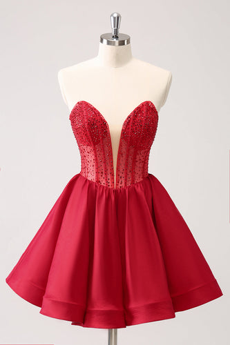 Niedliches rotes trägerloses Cocktailkleid mit Rüschen und Perlenstickerei