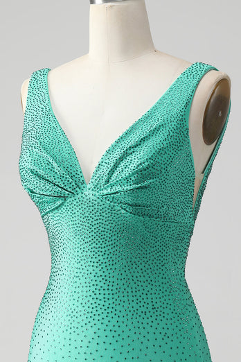 Grünes figurbetontes kurzes Abiballkleid mit V-Ausschnitt und Perlenstickerei