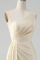 Laden Sie das Bild in den Galerie-Viewer, Champagner Eine Schulter Etui Langes Brautjungfernkleid mit Schlitz