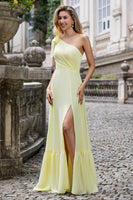 Laden Sie das Bild in den Galerie-Viewer, Gelbes A-Linie Ein Schulter langes Hochzeitsparty Gästekleid mit Schlitz
