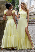 Laden Sie das Bild in den Galerie-Viewer, Gelbes A-Linie Ein Schulter langes Hochzeitsparty Gästekleid mit Schlitz
