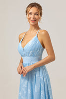 Laden Sie das Bild in den Galerie-Viewer, Glitzerndes hellblaues V-Ausschnitt Brautjungfernkleid mit Plissee