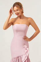 Laden Sie das Bild in den Galerie-Viewer, Rosa Etui trägerloses asymmetrisches Brautjungfernkleid mit Rüschen