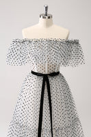 Laden Sie das Bild in den Galerie-Viewer, Weißes schwarzes schulterfreies Ballkleid in A-Linie