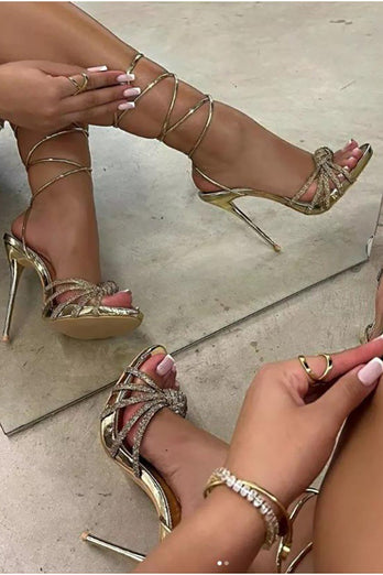 Glitzernde silberne Perlen Sandalen mit Knöchelriemen und Stilettoabsätzen