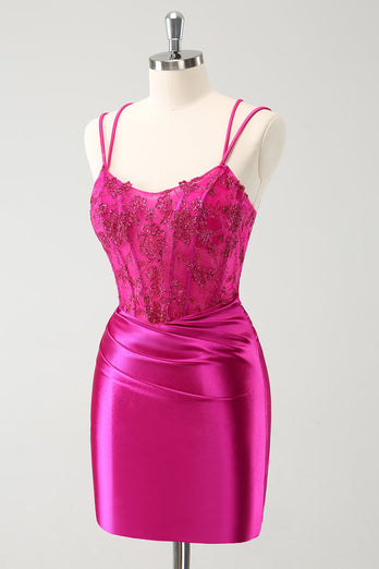 Fuchsia Bodycon Spaghettiträger Kurzes Abiballkleid aus perlenbesetztem Satin