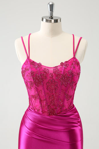 Fuchsia Bodycon Spaghettiträger Kurzes Abiballkleid aus perlenbesetztem Satin