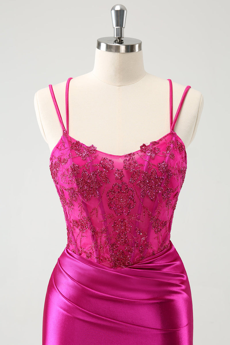 Laden Sie das Bild in den Galerie-Viewer, Fuchsia Bodycon Spaghettiträger Kurzes Abiballkleid aus perlenbesetztem Satin