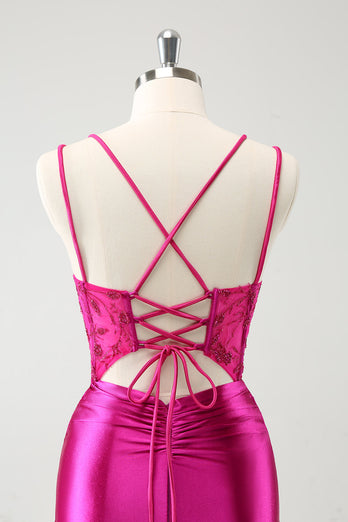 Fuchsia Bodycon Spaghettiträger Kurzes Abiballkleid aus perlenbesetztem Satin