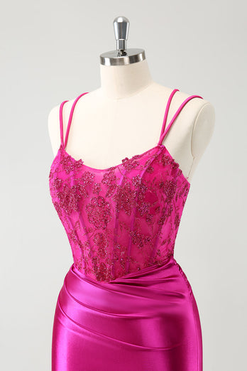 Fuchsia Bodycon Spaghettiträger Kurzes Abiballkleid aus perlenbesetztem Satin