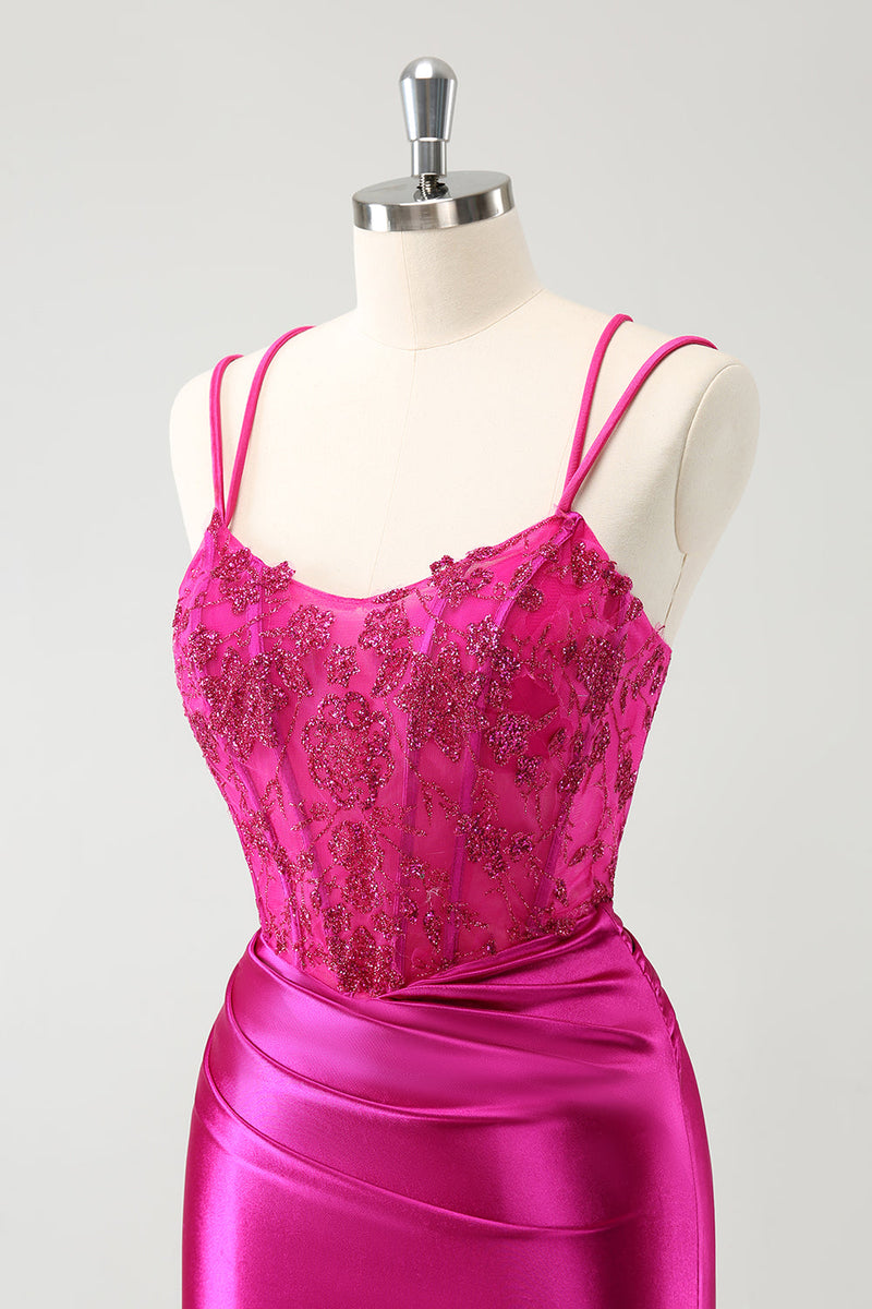 Laden Sie das Bild in den Galerie-Viewer, Fuchsia Bodycon Spaghettiträger Kurzes Abiballkleid aus perlenbesetztem Satin