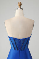 Laden Sie das Bild in den Galerie-Viewer, Glitzerndes königsblaues enges trägerloses kurzes Abiballkleid mit Perlenstickerei