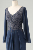 Laden Sie das Bild in den Galerie-Viewer, Glitzer Twilight Meerjungfrau V-Ausschnitt Perlen Brautmutter Kleid mit Applikationen