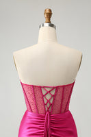 Laden Sie das Bild in den Galerie-Viewer, Glitzerndes fuchsia enges Korsett mit Perlen trägerloses Abiballkleid