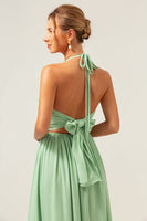 Laden Sie das Bild in den Galerie-Viewer, Hellgrünes A-Linie Neckholder Rückenfreies langes Brautjungfernkleid mit Schnürung
