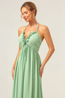 Laden Sie das Bild in den Galerie-Viewer, Hellgrünes A-Linie Neckholder Rückenfreies langes Brautjungfernkleid mit Schnürung