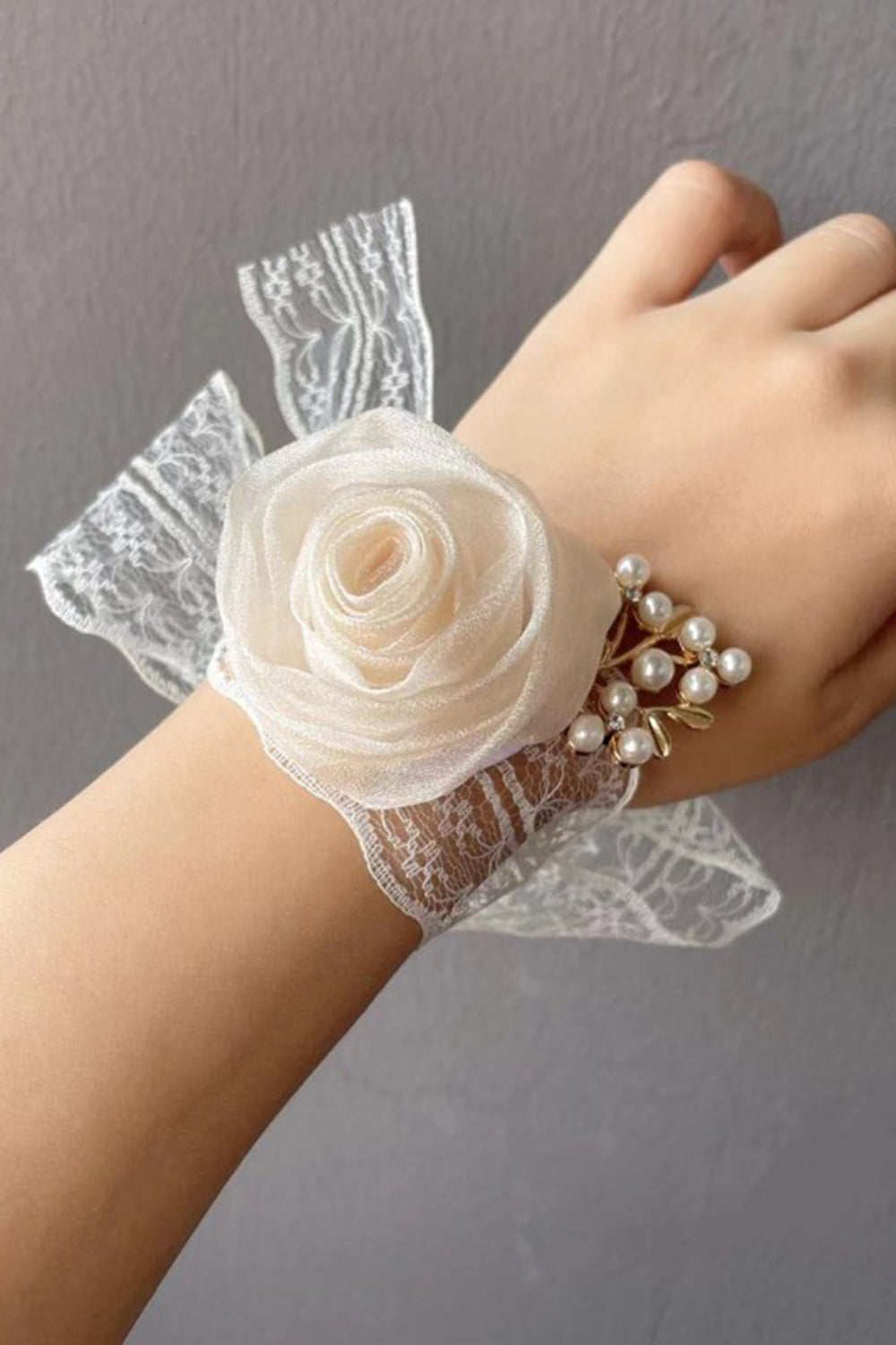 Champagner Perle Ball-Corsage am Handgelenk mit Spitzenband