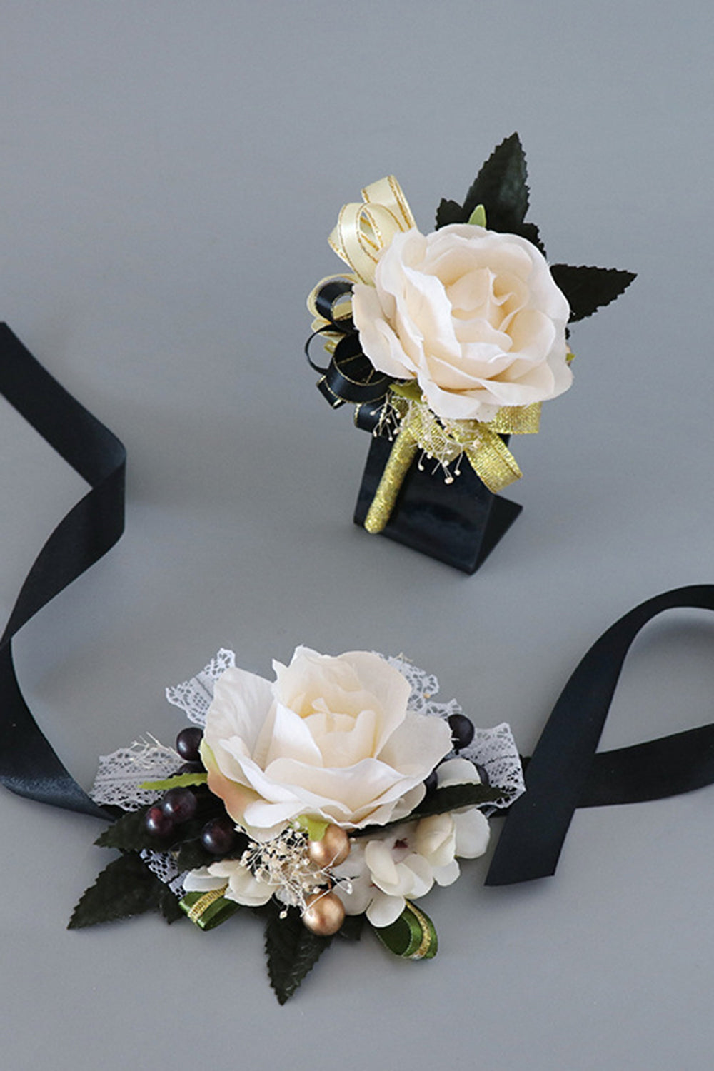 Luxus Schwarz Weiß Corsage am Handgelenk und Herren Boutonniere Set