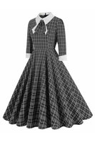 Laden Sie das Bild in den Galerie-Viewer, Schwarzes kariertes Vintage Kleid aus den 1950er Jahren mit halben Ärmeln