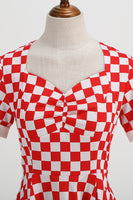 Laden Sie das Bild in den Galerie-Viewer, A Linie Rot kariertes Vintage Kleid aus den 1950er Jahren mit kurzen Ärmeln