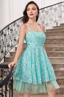 Laden Sie das Bild in den Galerie-Viewer, Glitzerndes blaues kurzes Cocktailkleid mit Spaghettiträgern und Pailletten