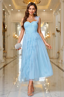 Laden Sie das Bild in den Galerie-Viewer, himmelblaues A-Linie Korsett mit einer Schulter Ballkleid