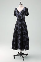 Laden Sie das Bild in den Galerie-Viewer, Schwarzes Spitze A-Linie Kurzarm Midi Chor Kleid