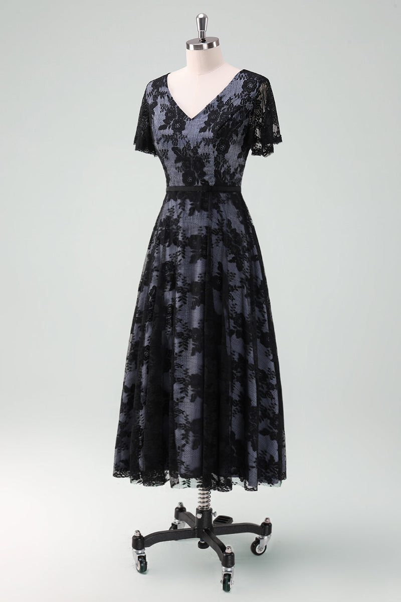 Laden Sie das Bild in den Galerie-Viewer, Schwarzes Spitze A-Linie Kurzarm Midi Chor Kleid