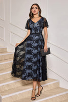 Laden Sie das Bild in den Galerie-Viewer, Schwarzes tealanges A-Linie Spitze Kleid mit V-Ausschnitt und kurzen Ärmeln