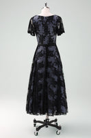 Laden Sie das Bild in den Galerie-Viewer, Schwarzes Spitze A-Linie Kurzarm Midi Chor Kleid