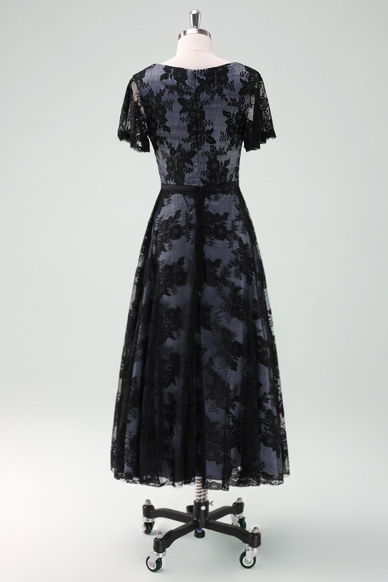 Laden Sie das Bild in den Galerie-Viewer, Schwarzes Spitze A-Linie Kurzarm Midi Chor Kleid