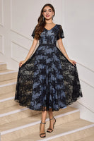 Laden Sie das Bild in den Galerie-Viewer, Schwarzes tealanges A-Linie Spitze Kleid mit V-Ausschnitt und kurzen Ärmeln