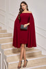 Laden Sie das Bild in den Galerie-Viewer, Burgundy figurbetontes schulterfreies Midi-Cocktailkleid mit Cape-Ärmeln