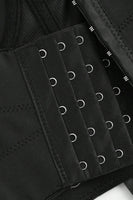 Laden Sie das Bild in den Galerie-Viewer, Elegantes schwarzes Crop-Top mit roter Blume